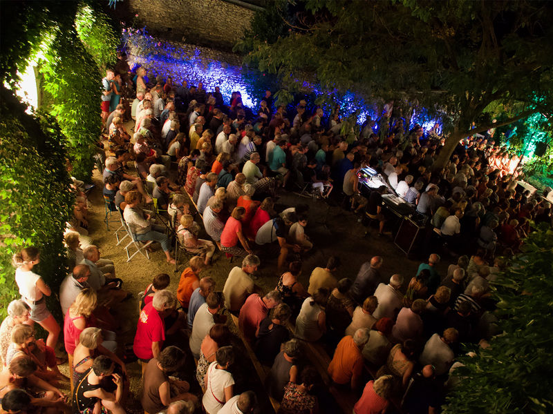 Foule assise lors des Soirées du Patrimoine de Gâtine