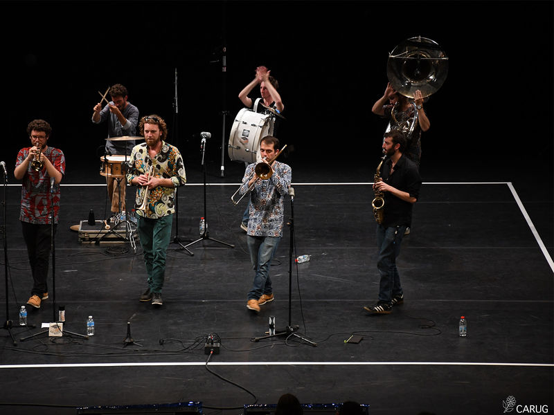 Musiciens jouant de la trompette, du saxophone, de la flûte, ...