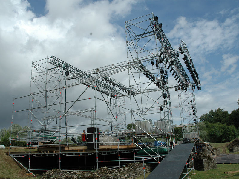 Construction de la scène d'un spectacle par le Carug